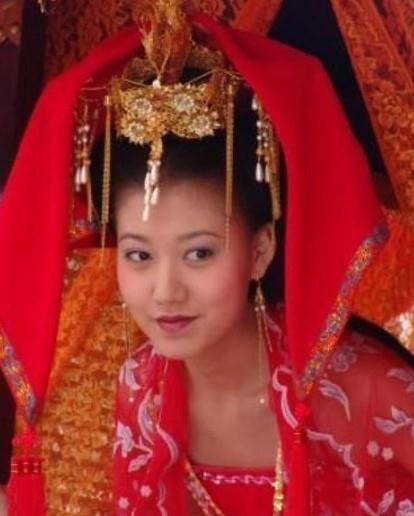 被白百合告密星途陨落,“隐退”7年后,靠演妖艳美人终于翻身(白百合复出)