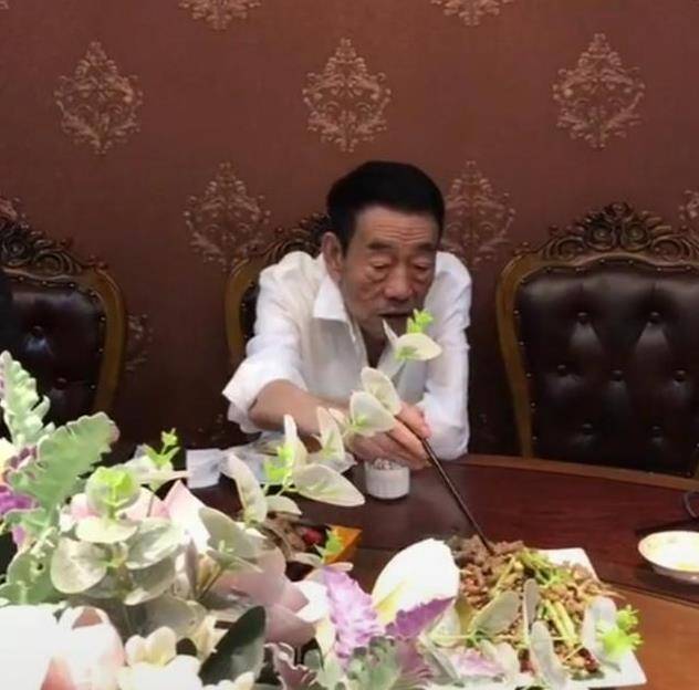 80岁的杨少华如此悲伤！瘦子走路需要别人帮忙，还得在家里开店做宣传。