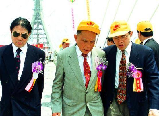 霍的表妹爱上了《绯闻女孩》，却挤走了他的哥哥作为继承人。霍英东彻底看清了这一点。