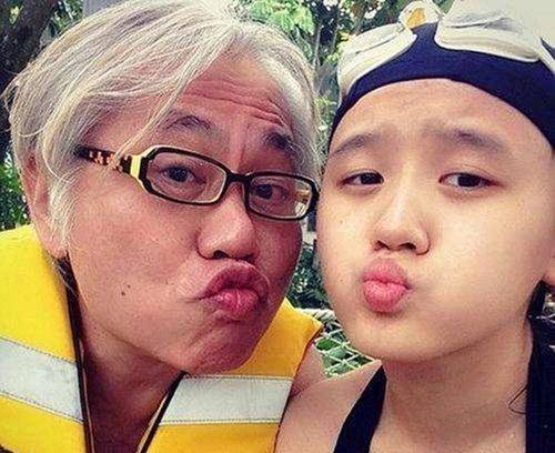 长相丑陋的李坤城找到了一个年轻40岁的女朋友。网友：“你瞎了吗？”?