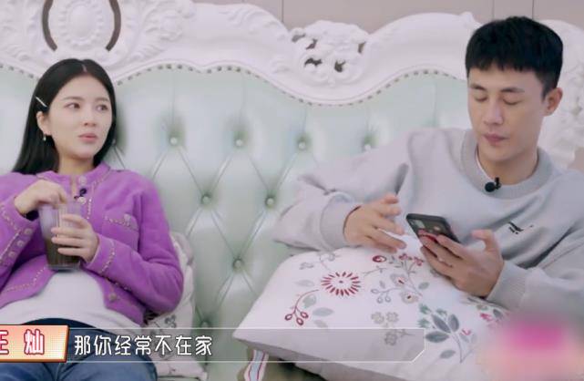 杜淳的老婆忘带相机了。谁注意到她坐在沙发上时手在摸?难怪我老公总是对她不耐烦!