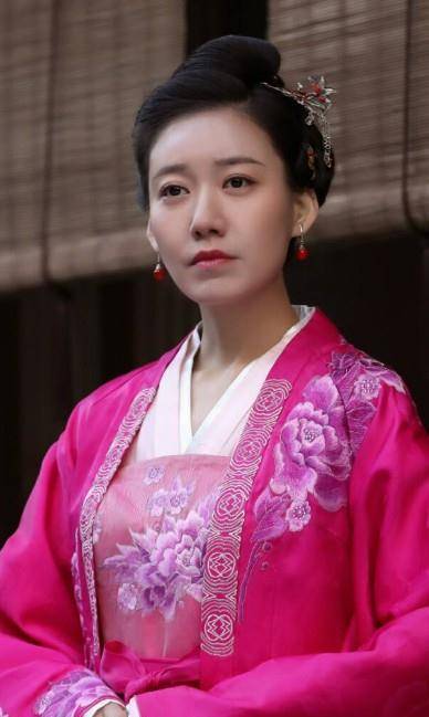 被白百合告密星途陨落,“隐退”7年后,靠演妖艳美人终于翻身(白百合复出)