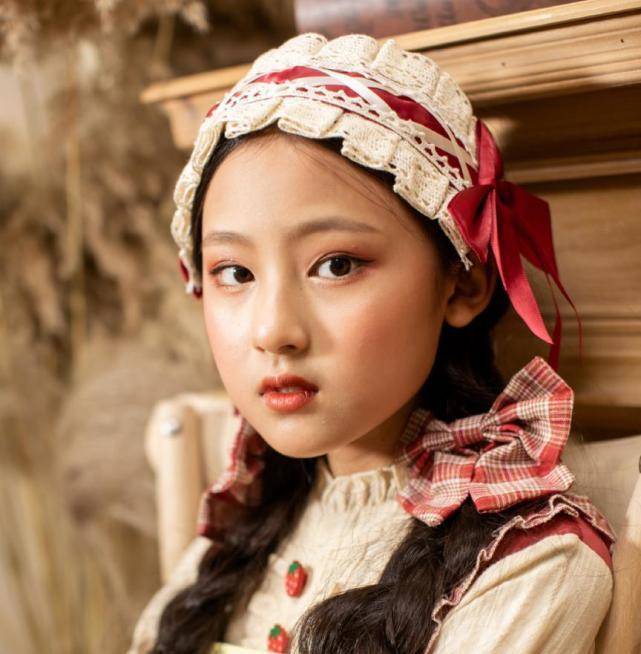 tfboys宠爱里的小女孩(还记得被TFBOYS宠爱的女孩吗,如今变得怎样了呢?)