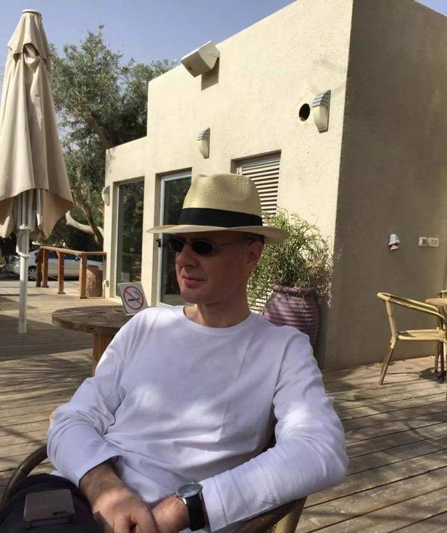 他竭尽全力娶了维纳斯,毫无怨言地养育了三个非亲生的孩子,但夫妻俩的生活依然幸福。