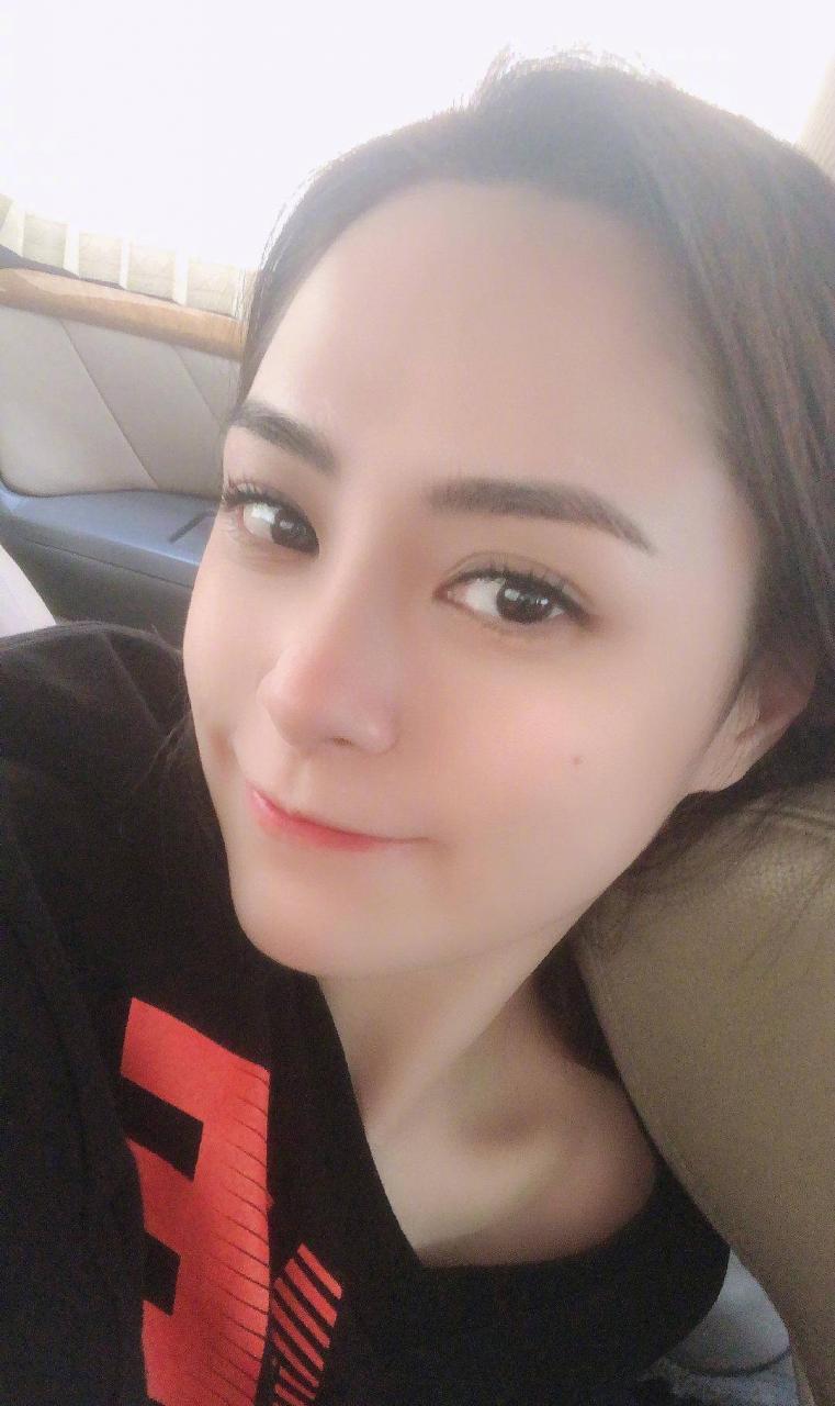 阿娇拍了18张自拍,五官精致可爱,皮肤白皙有光泽。