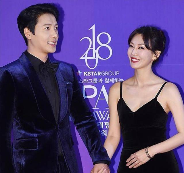 15岁入行演一个缺德少女，脸蛋太艳丽了。40岁时，金素妍的顶楼继续转动着她的眼睛。