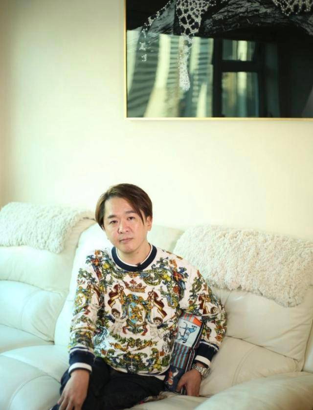 洪津梅53岁的大儿子邓兆尊并不后悔与第三任女友分手,新欢弥补了这一点。