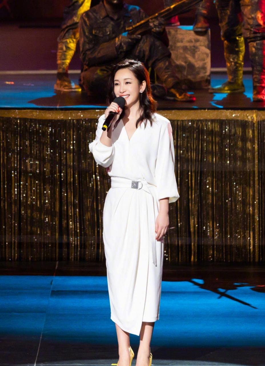 阿曼达的造型太美了,圆领衬衫的丸子头清爽减龄,与女团毫无距离感。