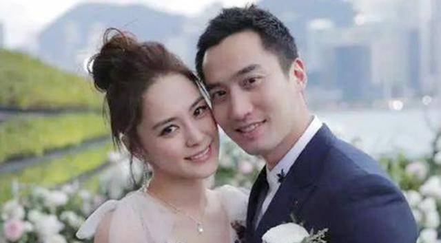 39岁的阿娇晒出一张美到新高度的近照,抱着周洋甜甜一笑。