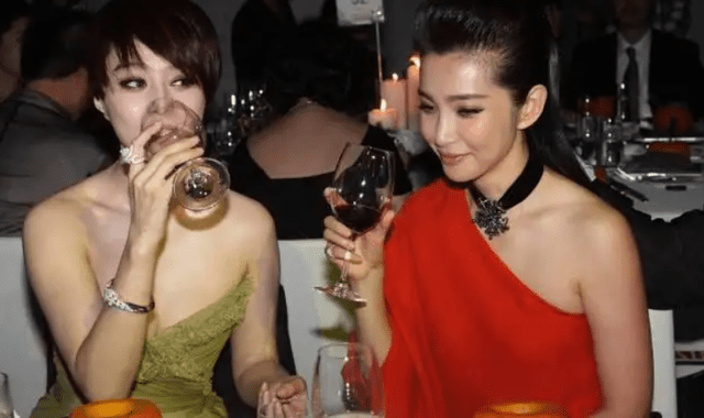 成龙：二十一个女朋友都是顶级女神，和空姐合影有争议。