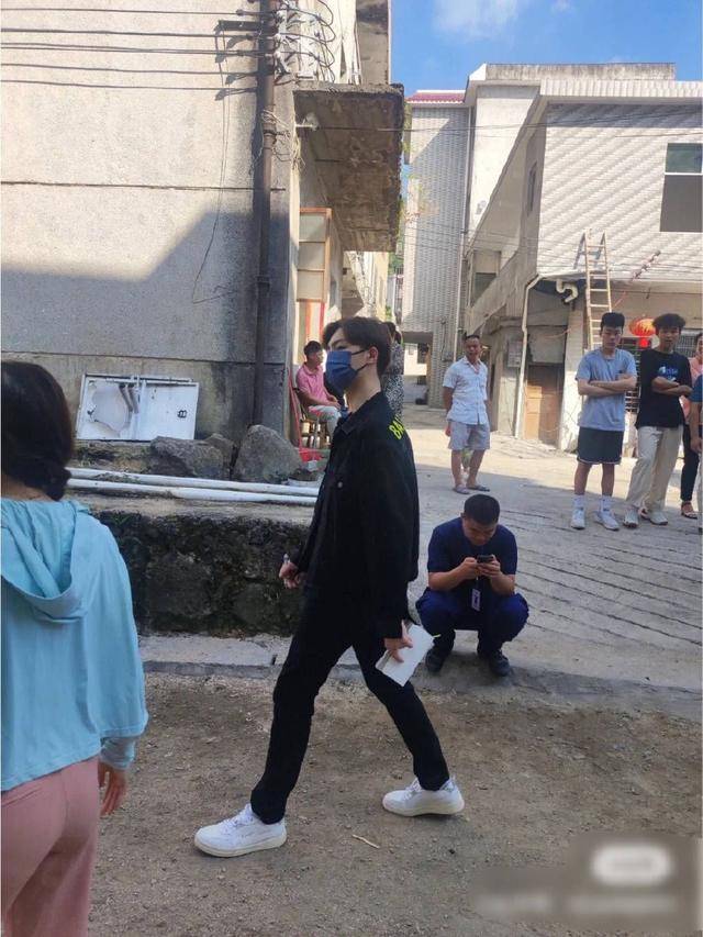 103010成员逛路透社菜市场，尹涛抱菜，安德鲁拎包完美。