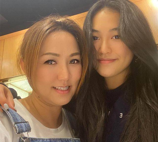 黎瑞恩晒出女儿从小到大的漂亮照片,庆祝18岁生日。她的母亲和女儿看起来像复制和粘贴。