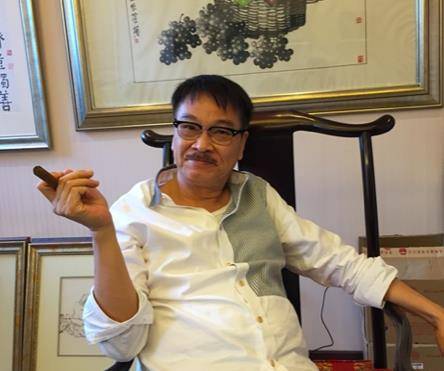 67岁的吴孟达近况很少曝光,四肢细长,肚子圆圆的,练太极时精神很好。