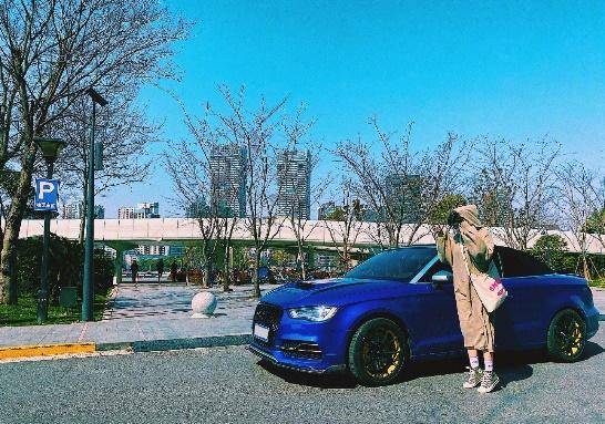 阿迪拍了18格的照片,显示蓝色超跑。粉丝:大家一起找差异吧。