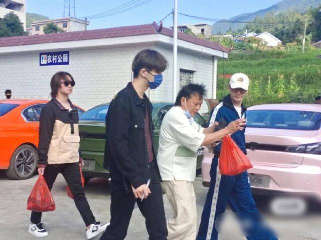 103010成员逛路透社菜市场，尹涛抱菜，安德鲁拎包完美。