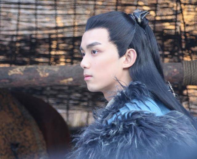 吴磊古装扮相(胡歌吴磊剧照)