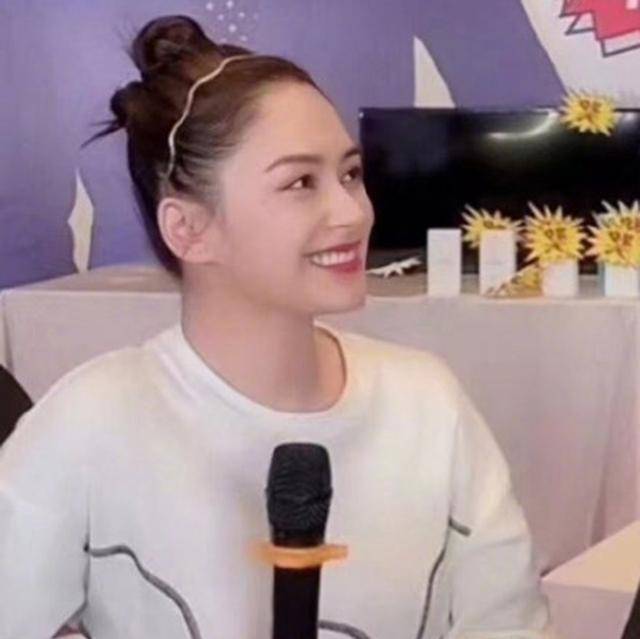 39岁的阿娇晒出一张美到新高度的近照,抱着周洋甜甜一笑。