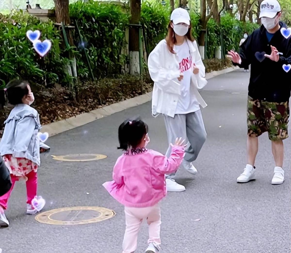 带着家人去摘菜,不再做“二传手”,对张大爱。太甜蜜了。