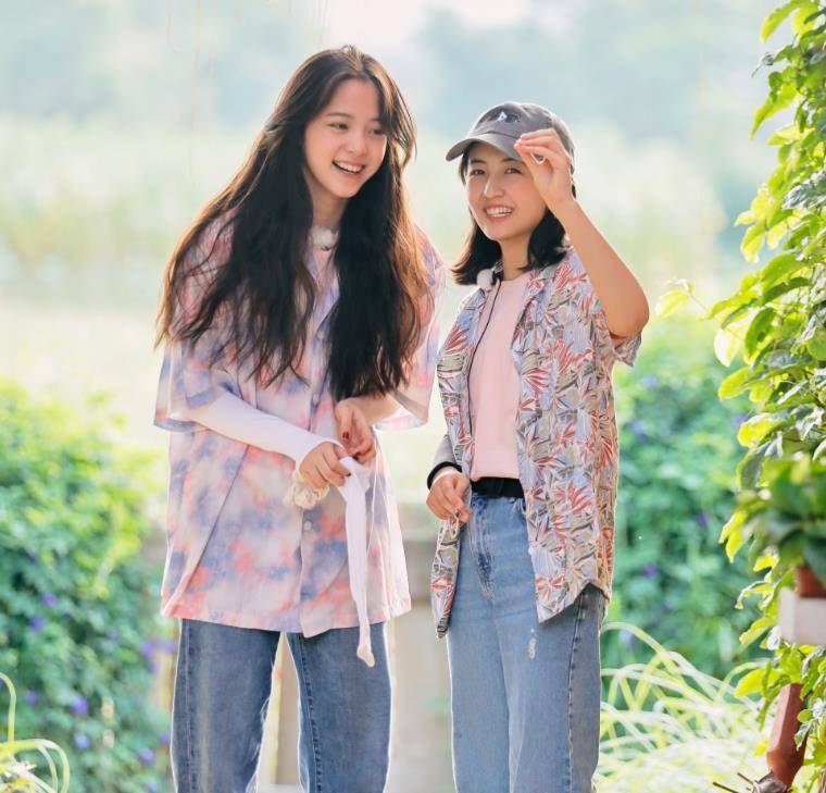 当欧阳娜娜苏烟弹着吉他，镜头拉近她的脸时，这个19岁女孩的皮肤状况非常真实。