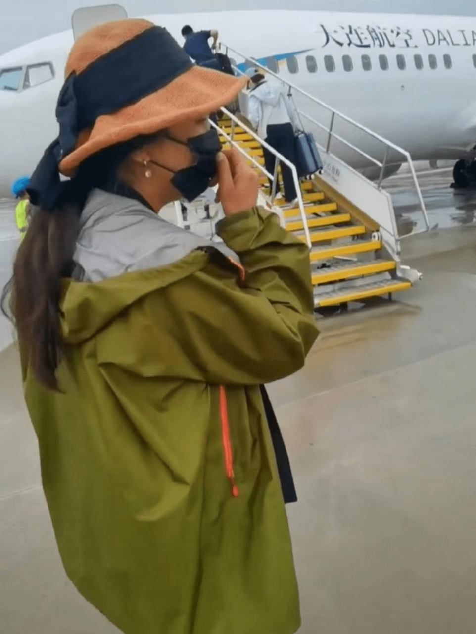 53岁的李勤勤自嘲道,自己好管闲事。他提醒机场人员下雨天要戴帽子,身体状况堪忧。