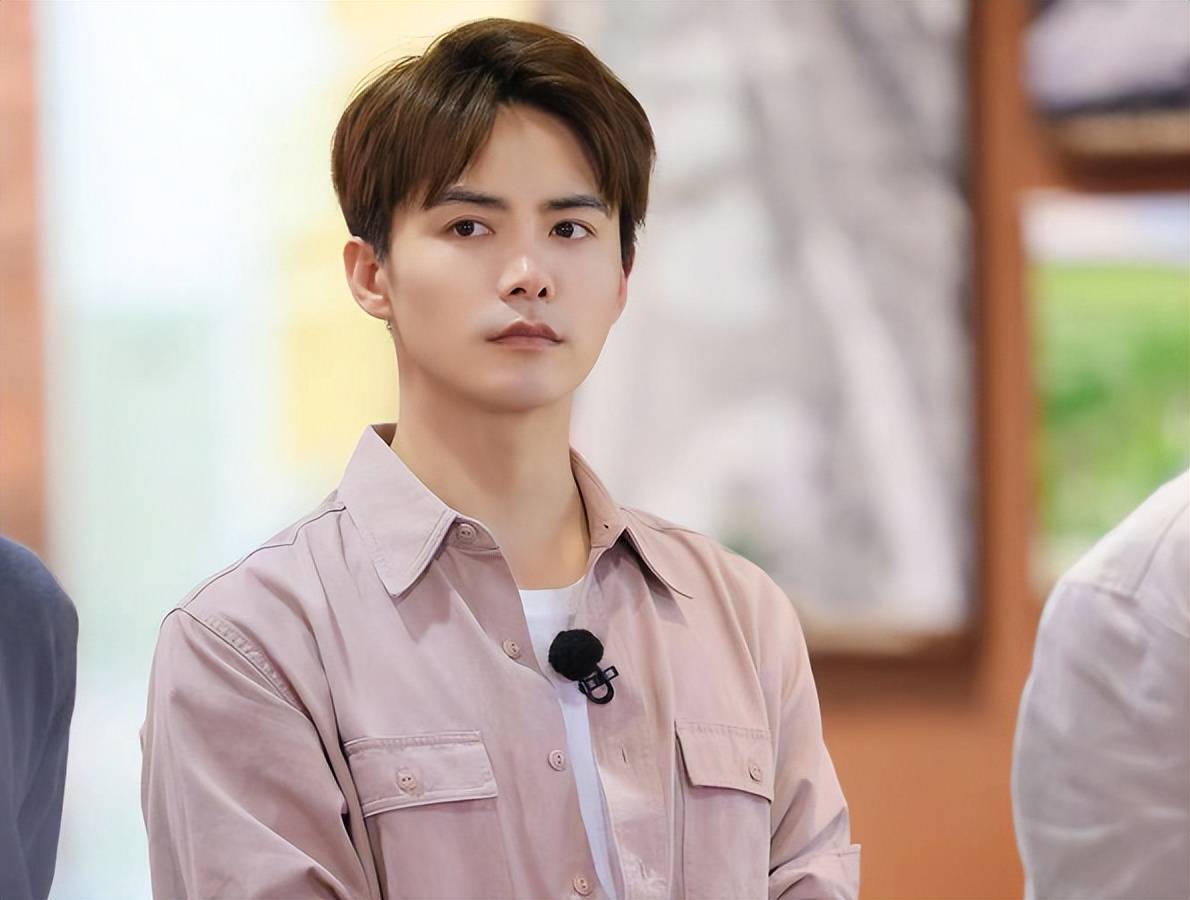 马天宇对着镜子自拍,腿和膝盖黑得像伤疤,疑似录制节目受伤。