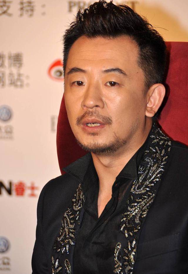 在热海期间，我遇到了我心爱的女人，没想到她已经结婚了。输了之后，她走向了不归路。