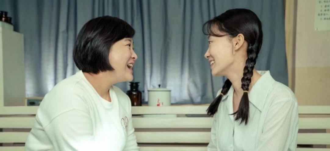 杨幂的同学贾玲是她的贵友。当道路堵塞时,她学会了转弯。