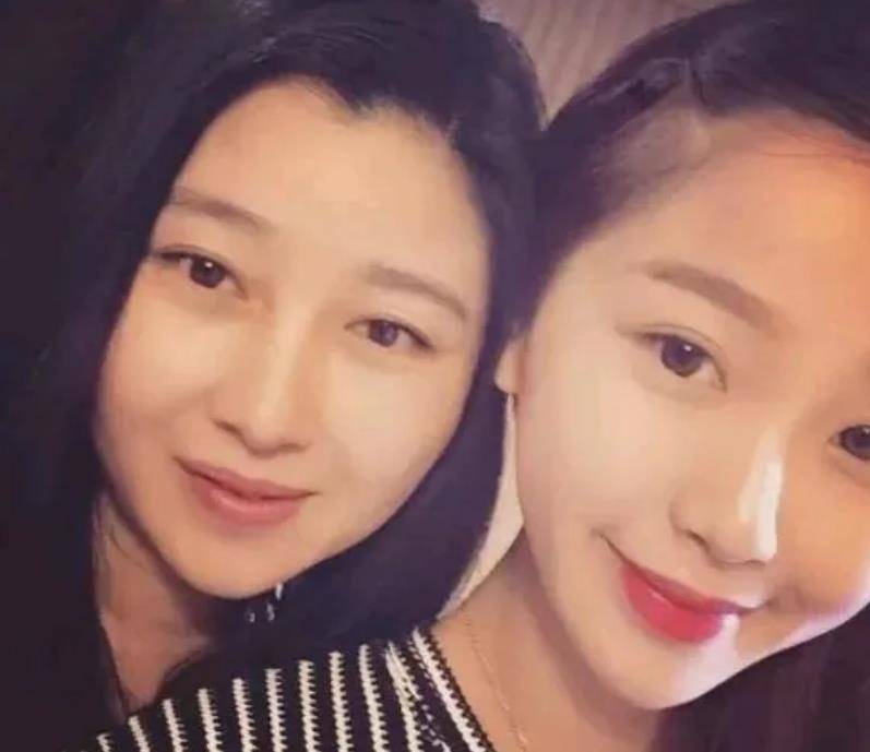 有一种“不死颜值”叫Esther Yu的妈妈,胶原蛋白满满,完全不输女儿。