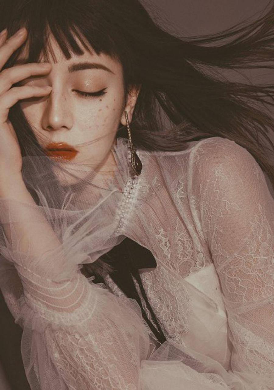 不要再抱怨迪丽热巴的面值崩溃了!她各种造型的刘海分分钟让你哭。