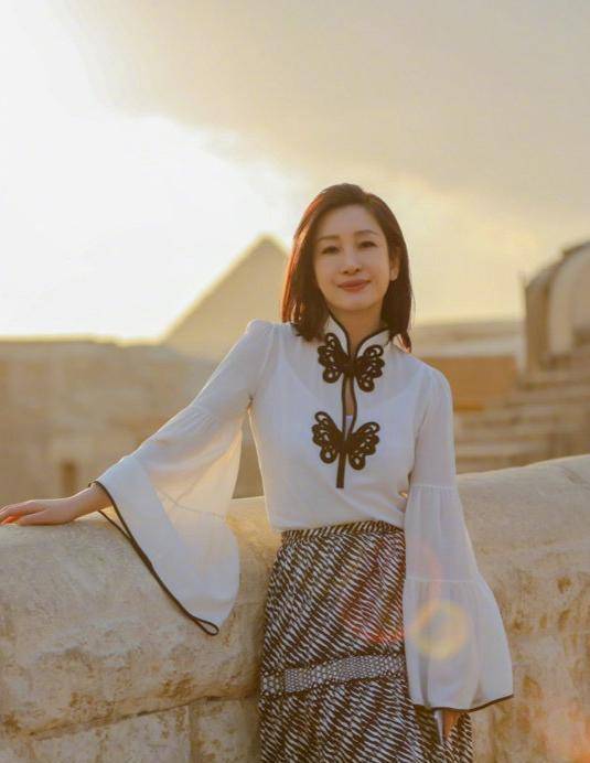 阿曼达的造型太美了,圆领衬衫的丸子头清爽减龄,与女团毫无距离感。