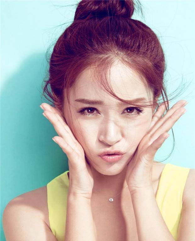 阿迪拍了18格的照片,显示蓝色超跑。粉丝:大家一起找差异吧。