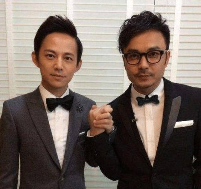 何炅“真人”长什么样?看到台下何炅的真实样子,网友:这是谁的爷爷?