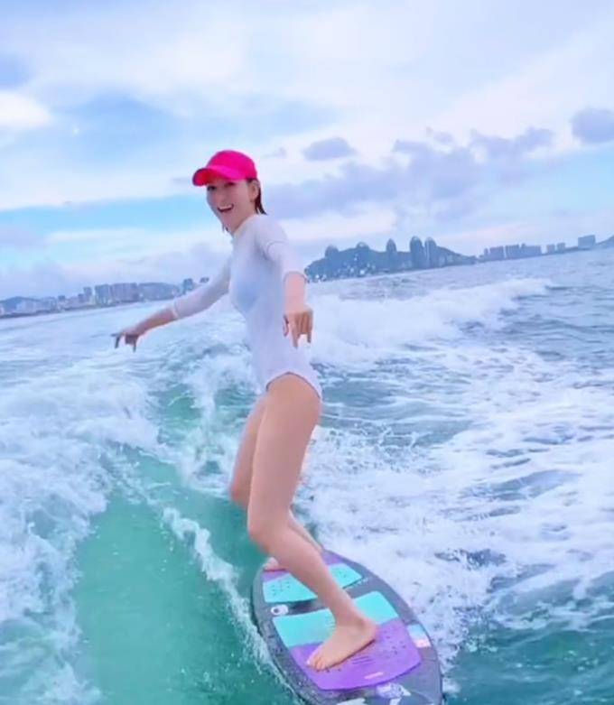 一群香港明星齐聚海南度假！阿娇阿撒乘游艇出海，李冲浪秀美腿。