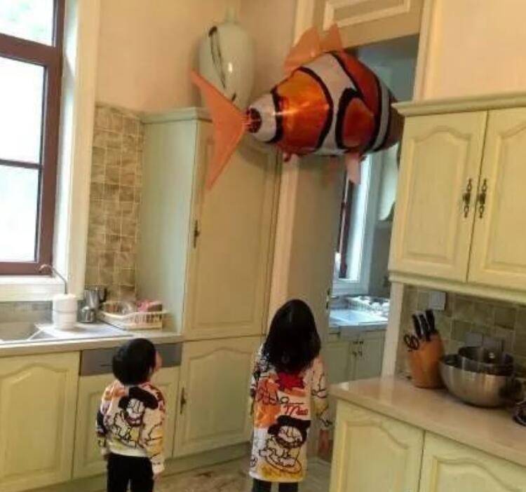 艺鹭的家庭照片无意中透露了他的财富,他的旅行照片充满了长腿。真是一个“长腿”家庭。