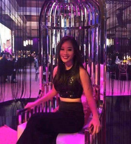 李连杰的两个女儿合影，打扮时尚，姐妹俩颜值不高更像普通人。