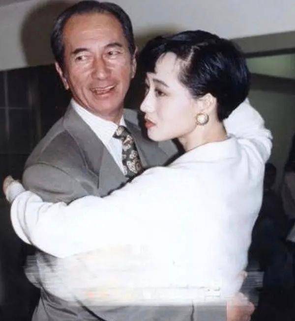 李连杰的两个女儿合影，打扮时尚，姐妹俩颜值不高更像普通人。