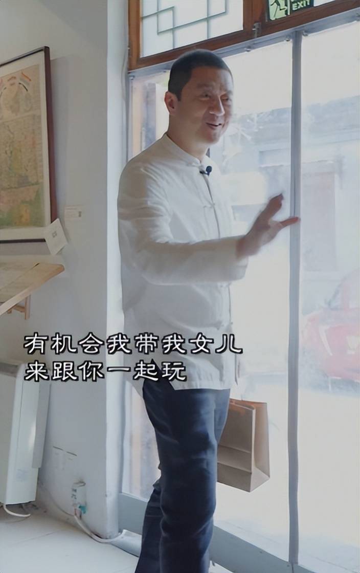 50岁的李姑娘,露出二胎,笑容满脸皱纹,球鞋太接地气。