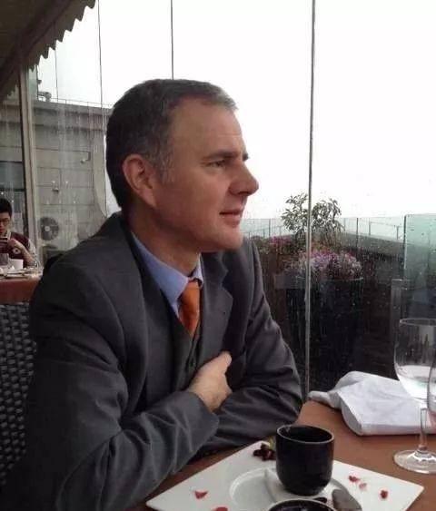 他竭尽全力娶了维纳斯，毫无怨言地养育了三个非亲生的孩子，但夫妻俩的生活依然幸福。