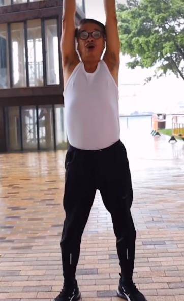 67岁的吴孟达近况很少曝光,四肢细长,肚子圆圆的,练太极时精神很好。