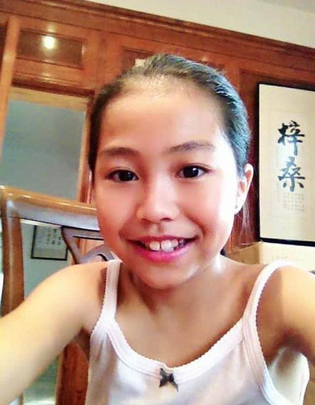 黎瑞恩晒出女儿从小到大的漂亮照片,庆祝18岁生日。她的母亲和女儿看起来像复制和粘贴。