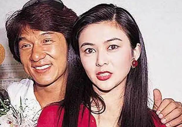 成龙：二十一个女朋友都是顶级女神，和空姐合影有争议。