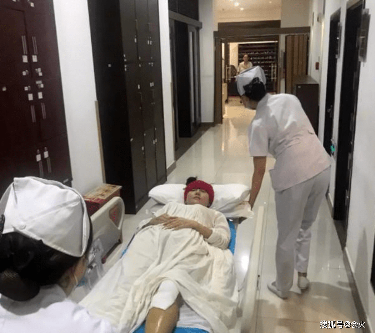 杨丽萍多处骨折(杨丽萍受伤了吗)