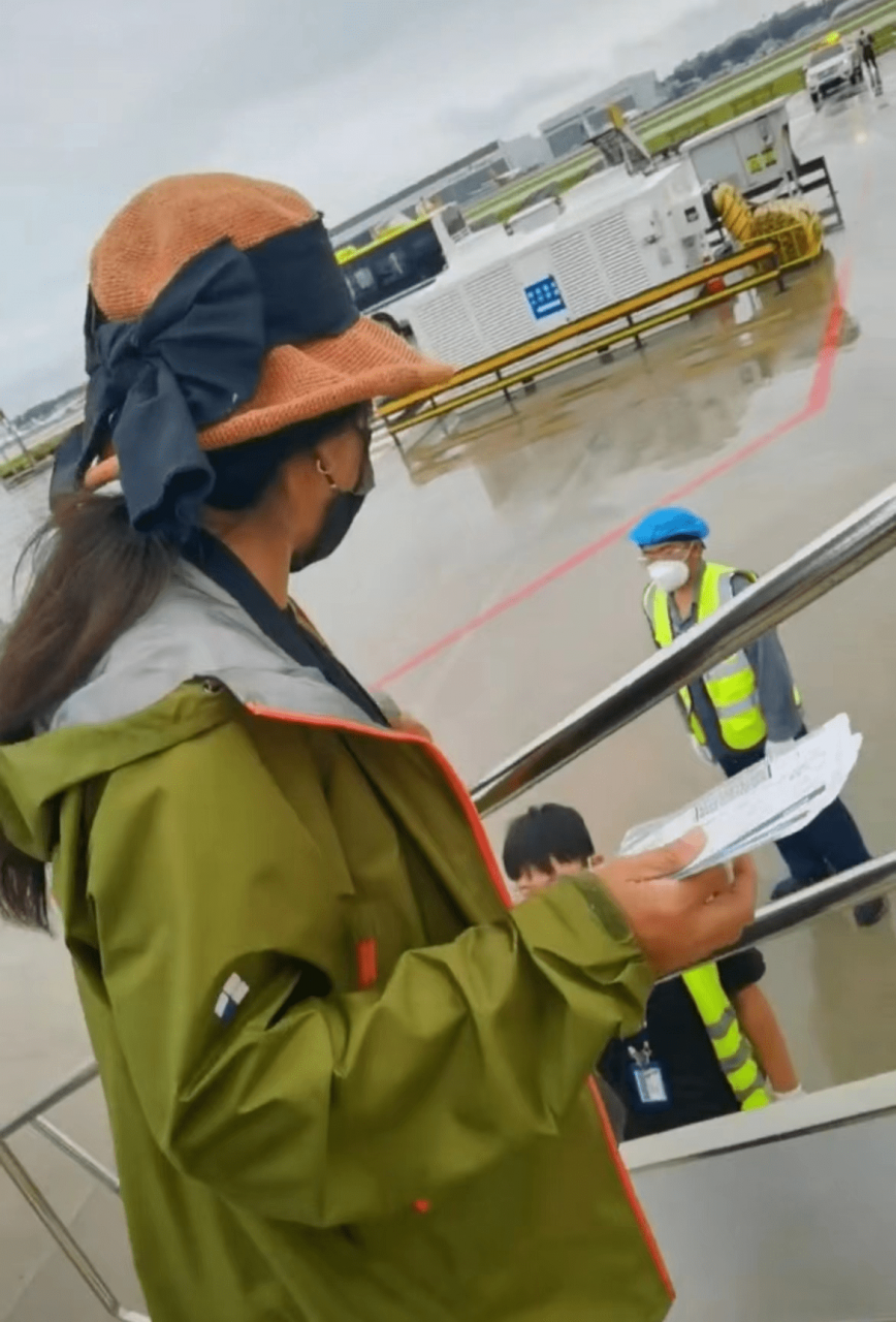 53岁的李勤勤自嘲道，自己好管闲事。他提醒机场人员下雨天要戴帽子，身体状况堪忧。