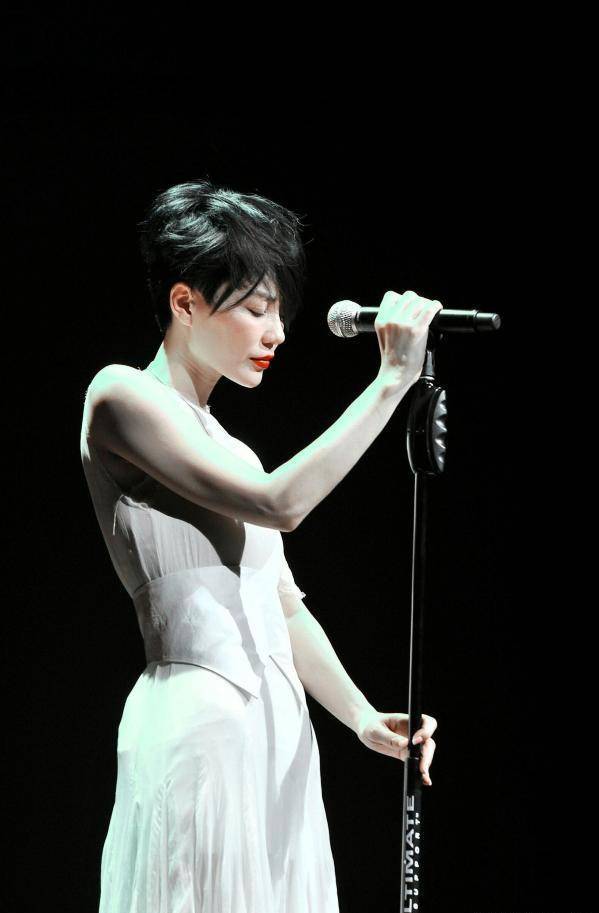 51岁王菲现在的样子(王菲老态照片)