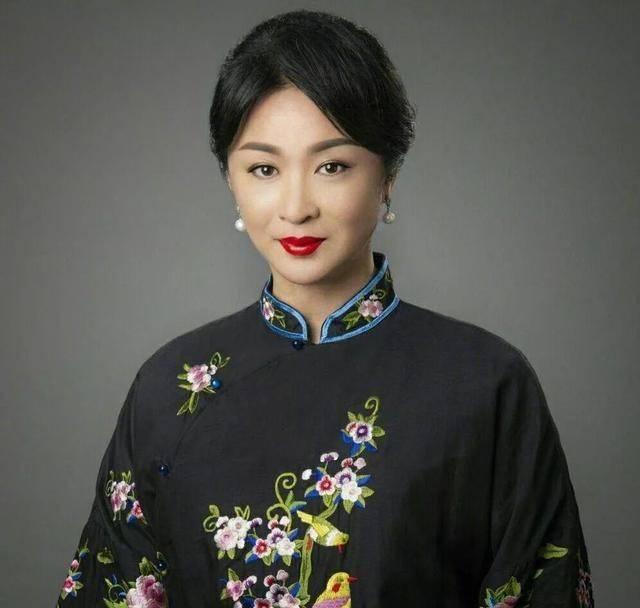 他竭尽全力娶了维纳斯，毫无怨言地养育了三个非亲生的孩子，但夫妻俩的生活依然幸福。