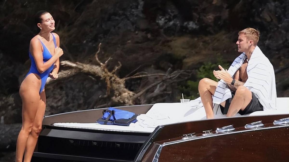 贾斯汀比伯直直地看着他心爱的妻子!李海在湖中央,显示出一个强壮的身影,深爱着她的丈夫。