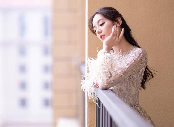 迪丽热巴坐肩膀(主持人不小心踩到热巴裙子)