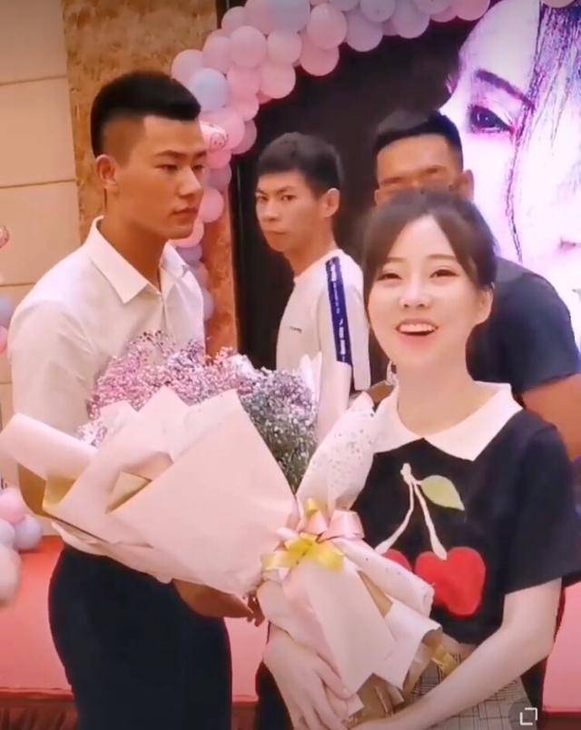 机场偶遇冯提莫(冯提莫素颜机场照图片)