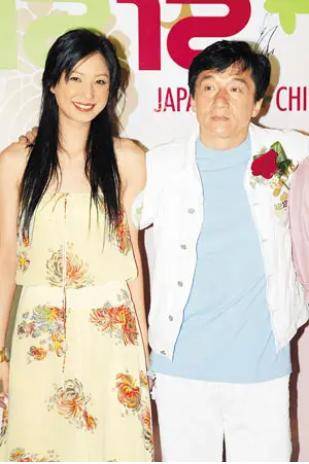 成龙：二十一个女朋友都是顶级女神，和空姐合影有争议。