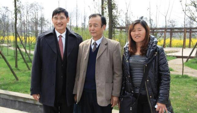 恭喜你！大衣服装进书里！这位明星没有行李，接到通知时正和妻子忙着农活。